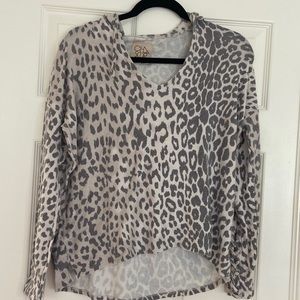 Light sweatshirt with cut neck and braided detail arms. Leopard print. Size S